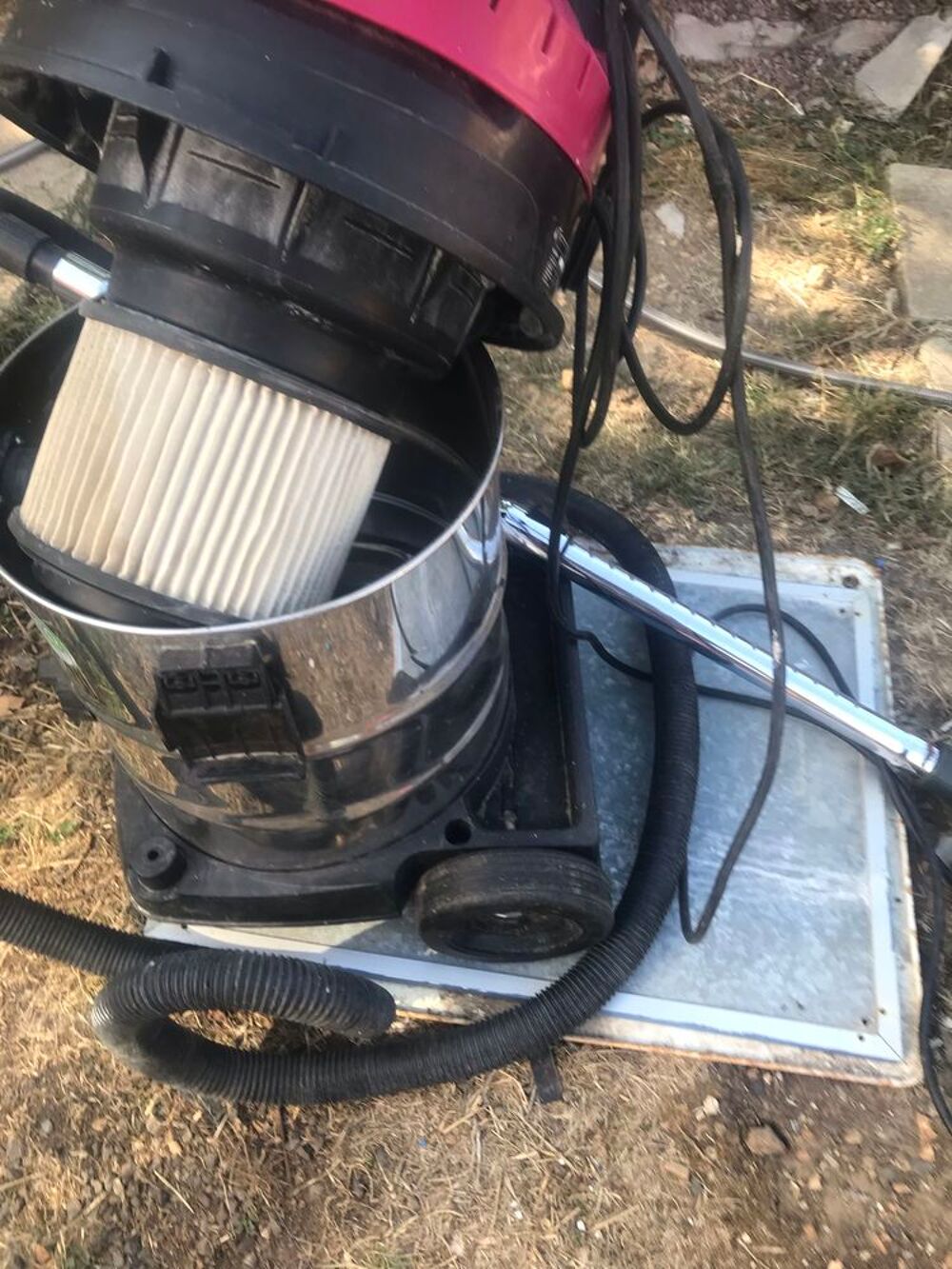 Aspirateur cuve avec tuyau long . Electroménager