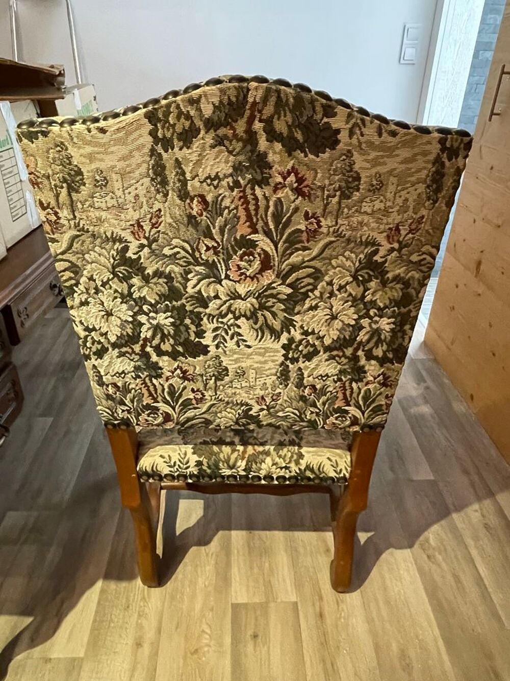 Fauteuil rembourr&eacute; en bois massif et tissu avec accoudoirs Meubles