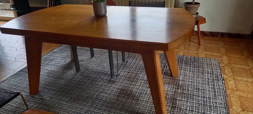 table salle &agrave; manger en ch&ecirc;ne massif 
Meubles