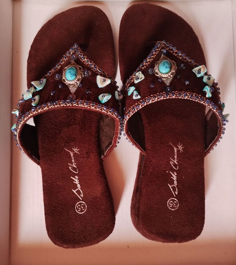 Tongs pour femme en velours marron avec pierres Chaussures