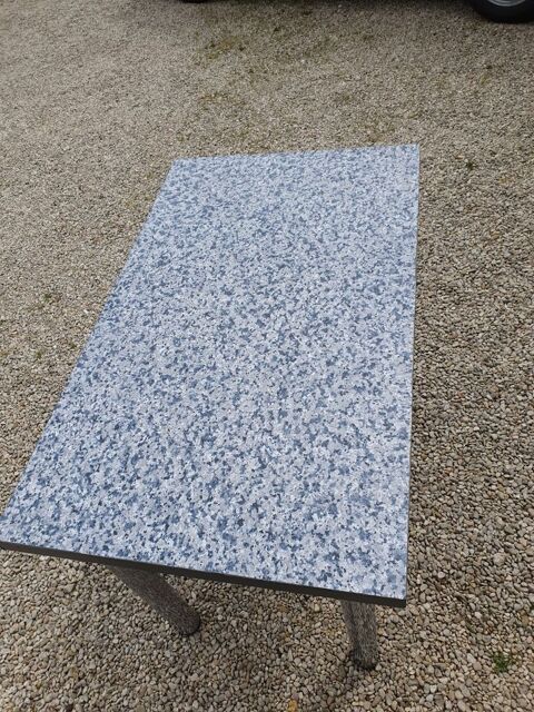 TABLE DESSUS MELAMINE PIEDS CHROME    30 La Fert-sous-Jouarre (77)