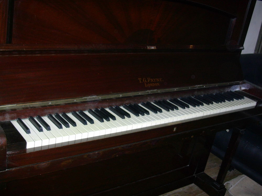 Piano droit marque Payne Instruments de musique