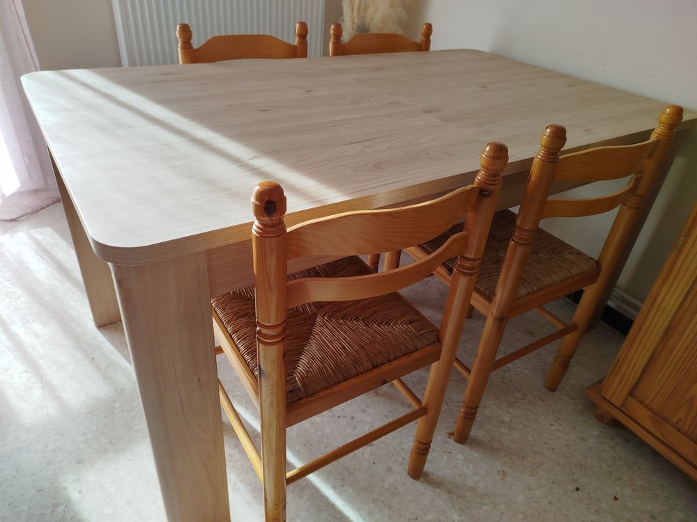Gazini&egrave;re, un meuble de cuisine, une table 
et chaises Meubles