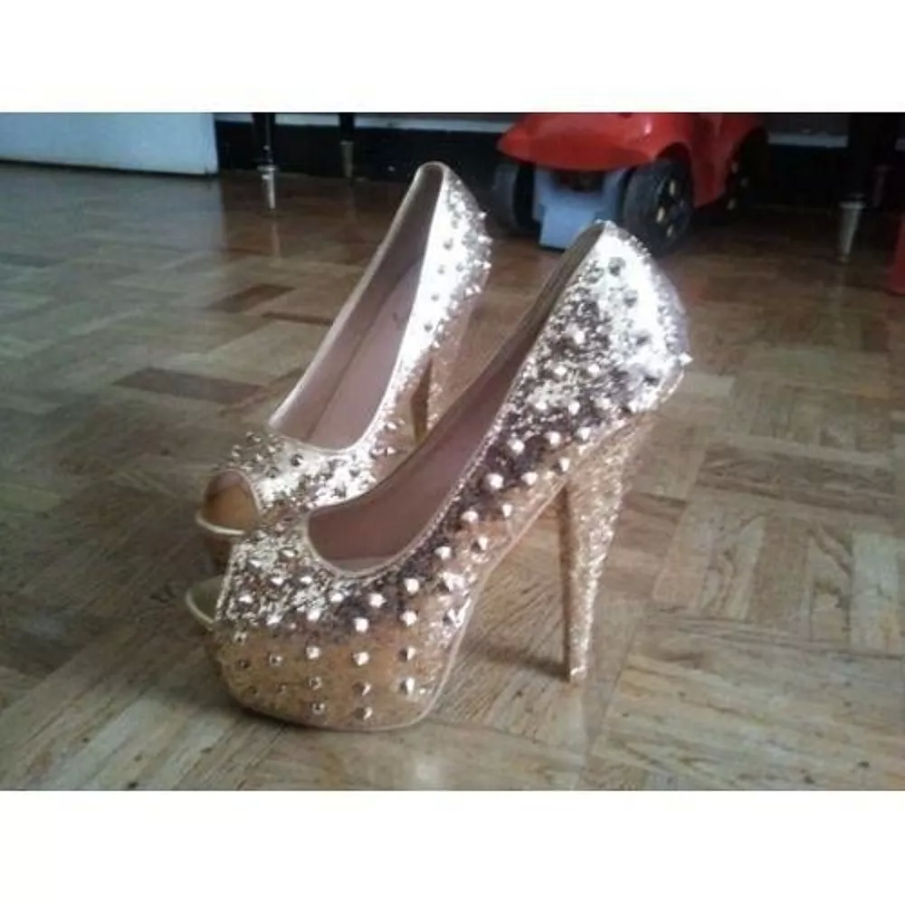 Escarpins a talons a clous dor&eacute; neuf. Chaussures