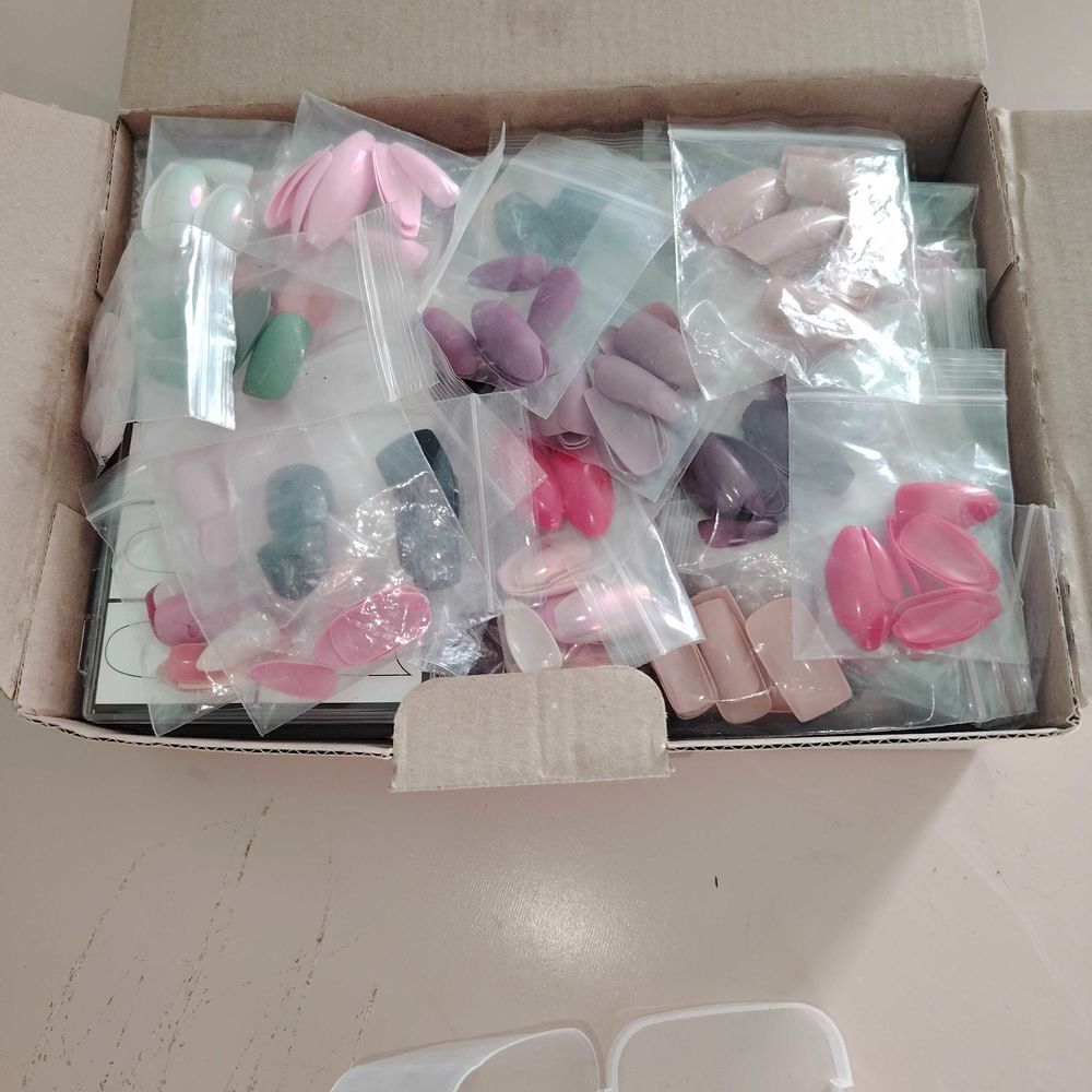 LOT DE FAUX ONGLES Bijoux et montres