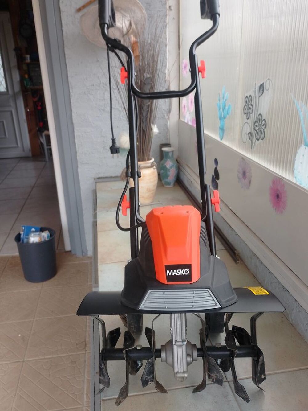 Motobineuse &eacute;lectrique. Jardin