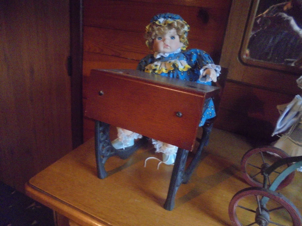 Poup&eacute;es en porcelaine Princesse et &eacute;coli&egrave;re. 