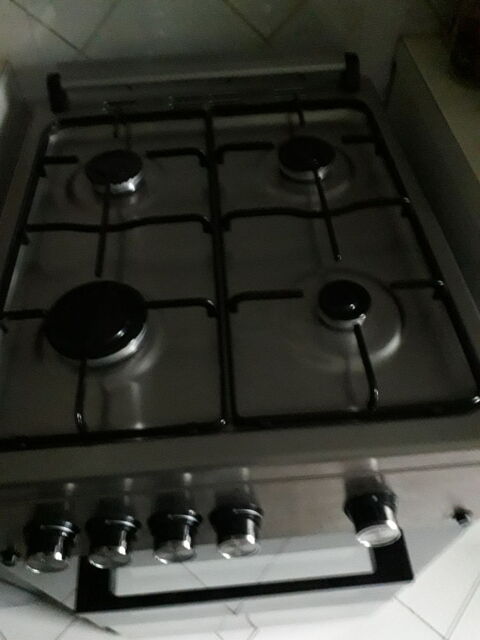 Gazinire 4 feux avec son four entirement au gaz Etat Neuf 250 Montpellier (34)