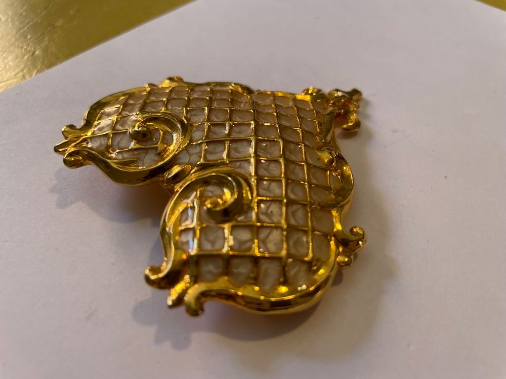Broche coeur GM croisillons email blanc nacr&eacute; C.LACROIX Bijoux et montres