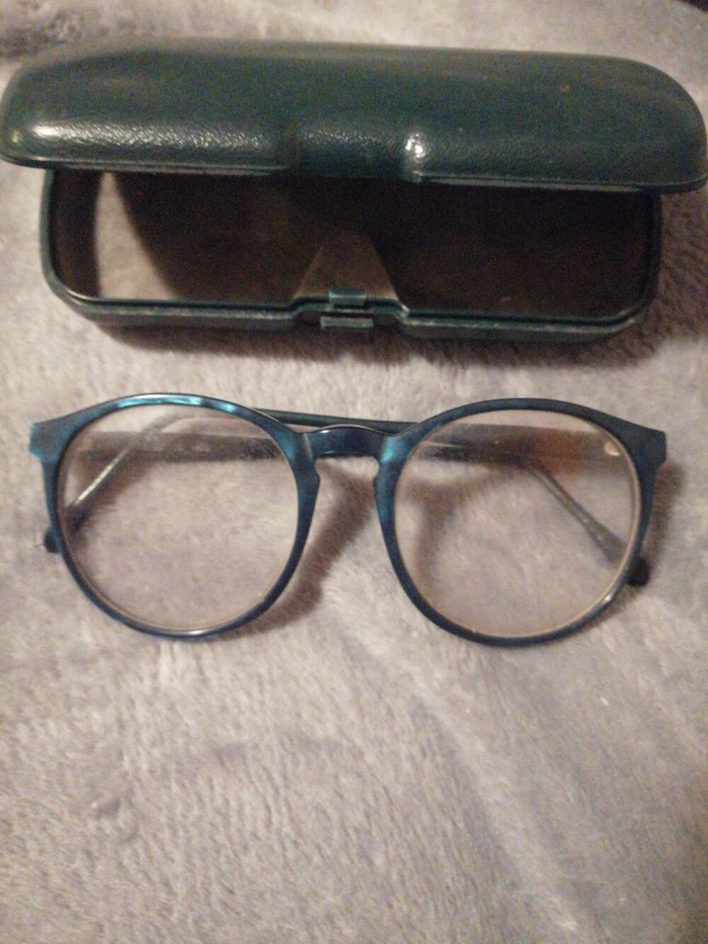 Lunettes de vue, annees 80, ado, en ecailles, vertes. Maroquinerie