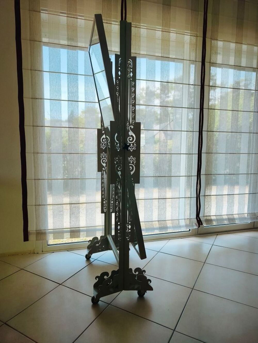 Miroir psych&eacute; sur pied en m&eacute;tal &agrave; roulettes
Décoration