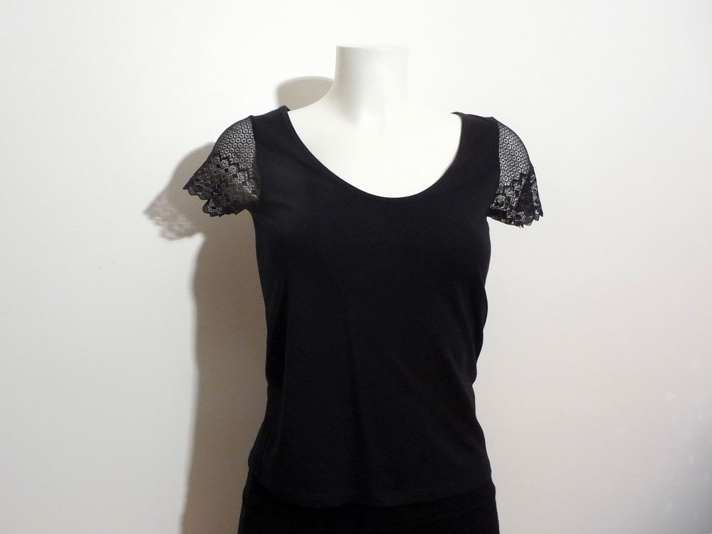 Top/ Tee Shirt Noir avec Dentelle et Manches Courtes-Naf Naf Vêtements
