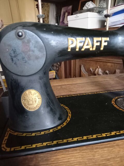 Ancienne machine à coudre PFAFF 30 90 Luzy-Saint-Martin (55)