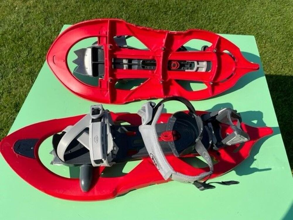 Raquettes &agrave; neige TSL mod&egrave;le 425 ainsi que les b&acirc;tons Sports