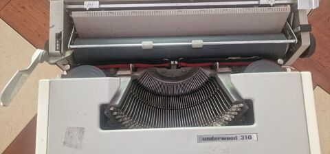 Machine  à   écrire  de collection. 50 Voiron (38)
