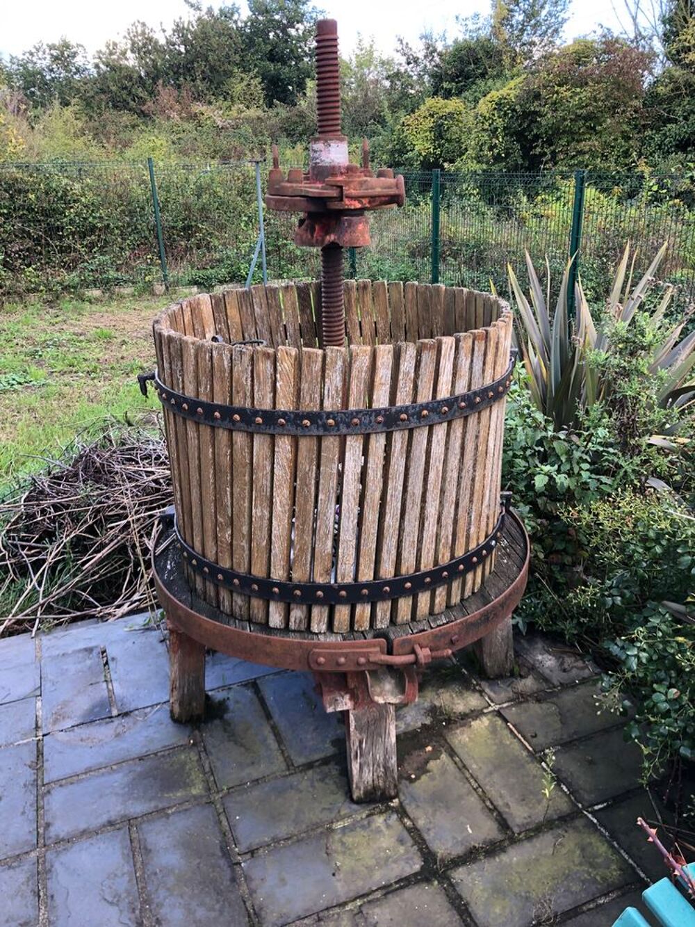 DONNE PRESSOIR A RAISIN POUR DECORATION JARDIN Jardin
