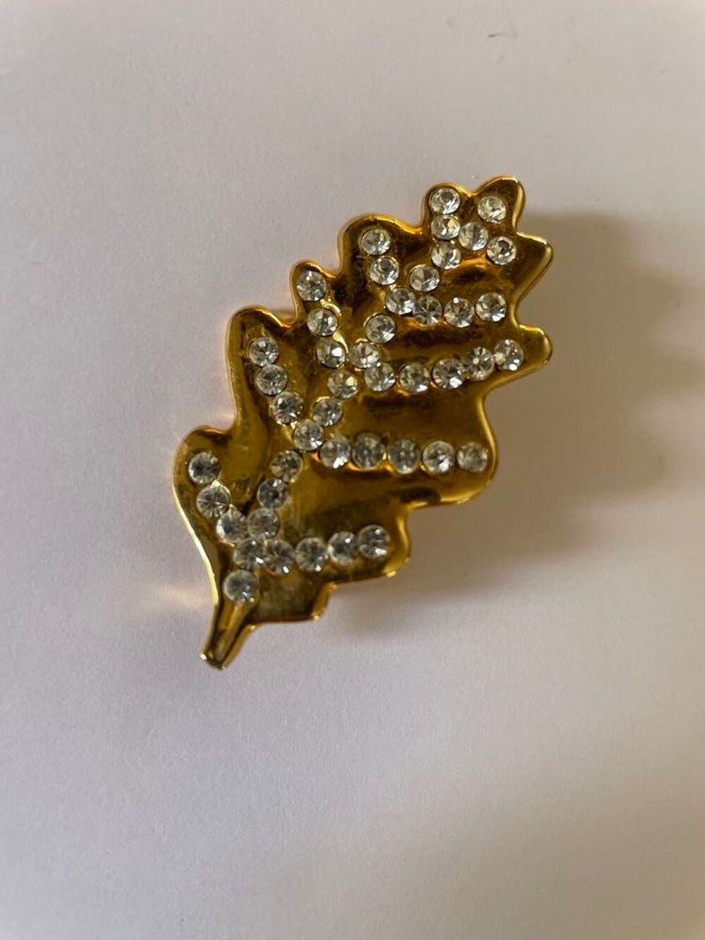 Broche dor&eacute; feuille de ch&ecirc;ne PM strass Ines De La Fressange Bijoux et montres