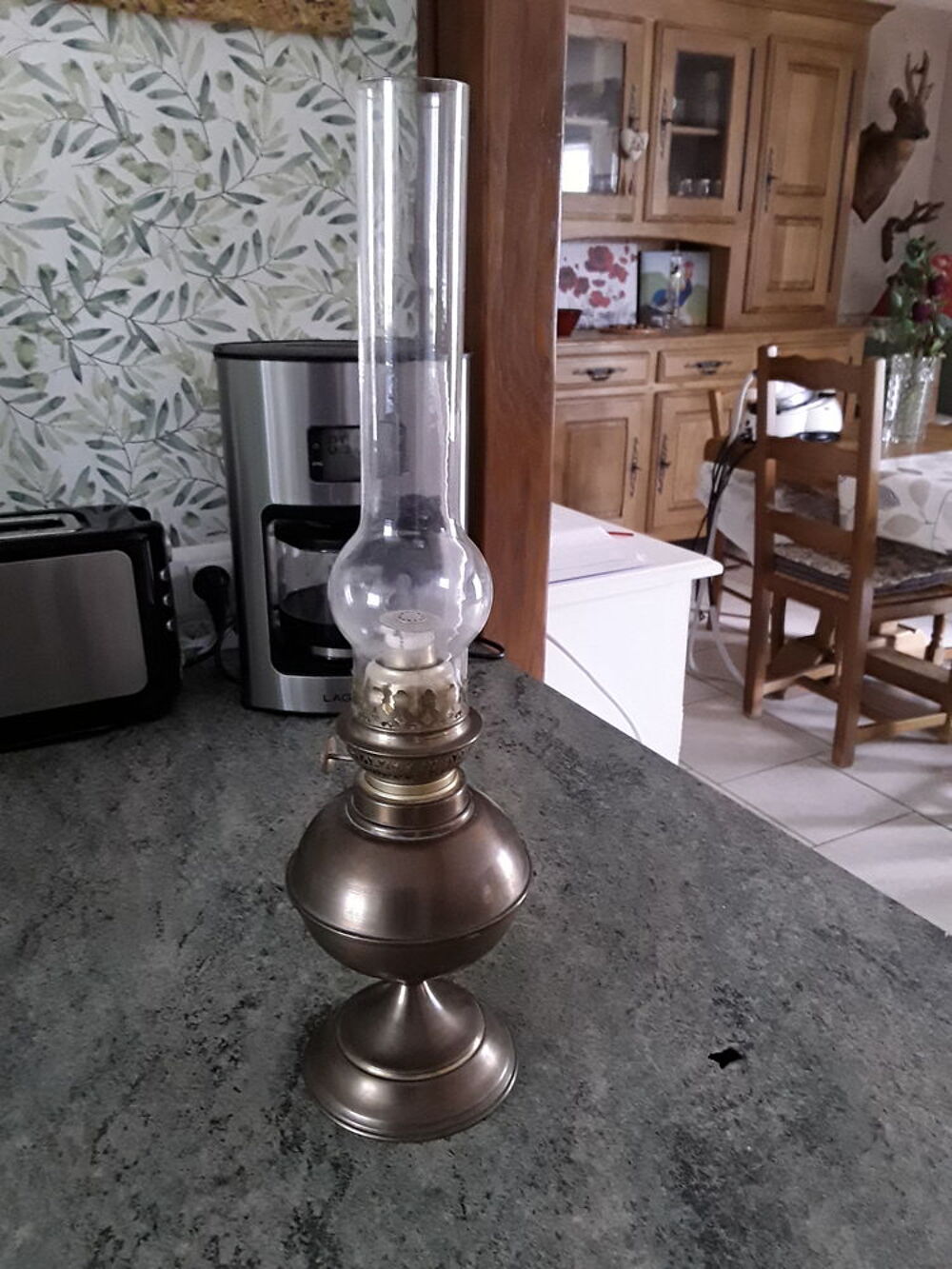 Lampe ancienne a petrole , Décoration