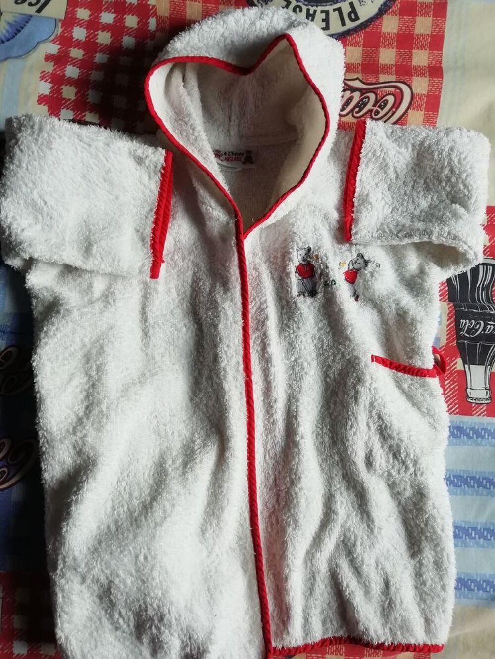 peignoir sortie de bain 
blanc rouge
taille 0-2 ans
Vêtements enfants