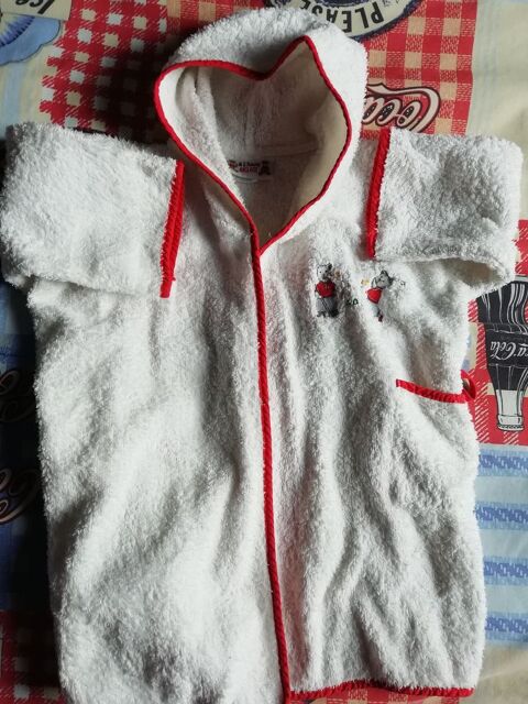 peignoir  sortie de bain 
blanc rouge
taille 0-2 ans
3 Saint-Paterne (72)