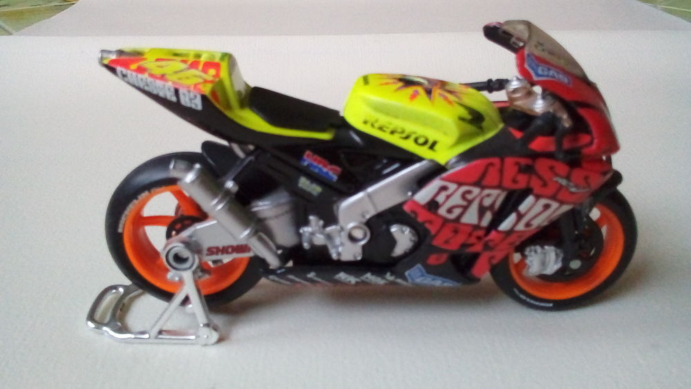 un lot de 2 moto gp de 2003 au 1/18 en tr&egrave;s bon &eacute;tats . 