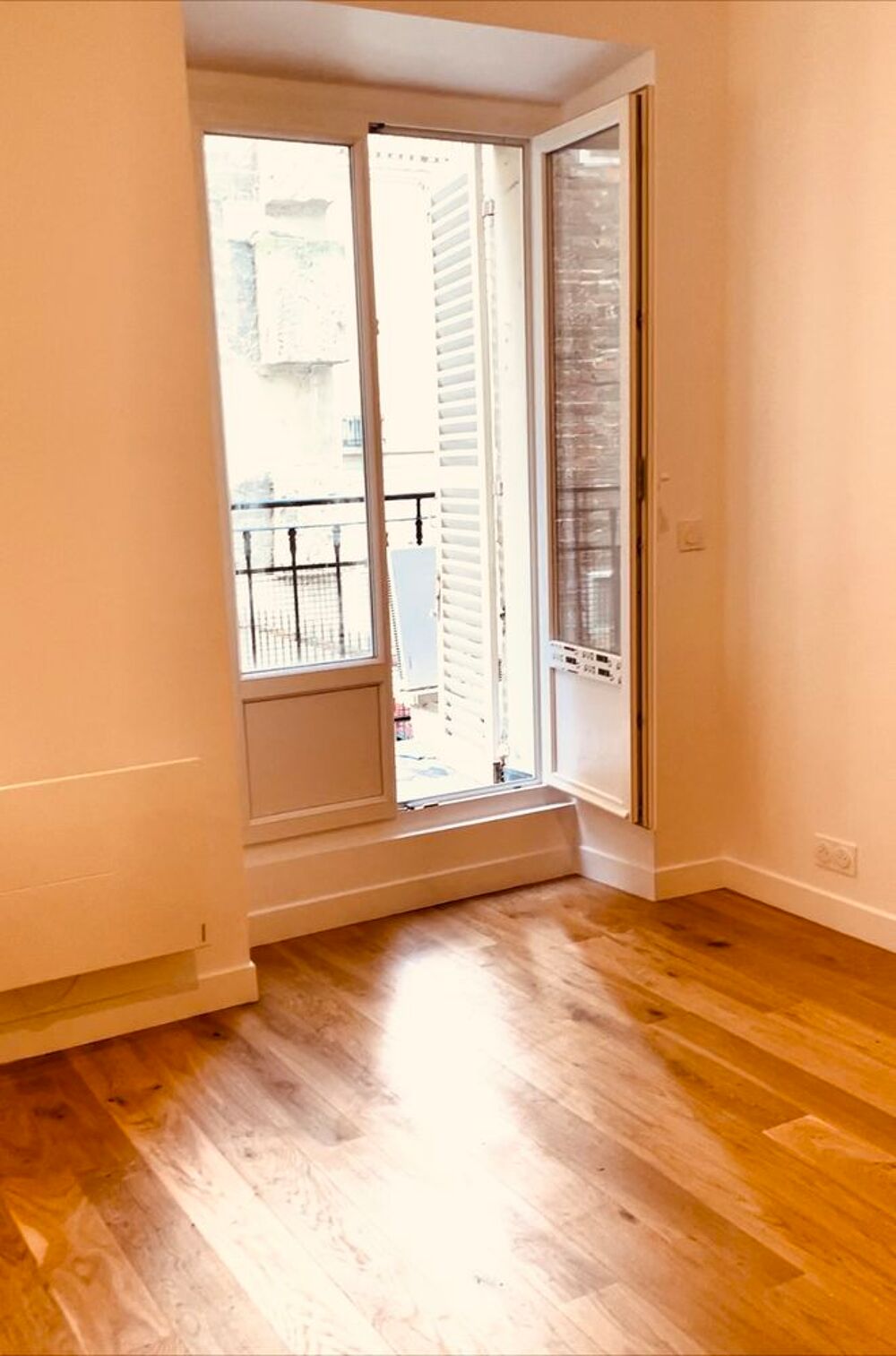 Location Appartement Charmant studio F1 de style parisien avec balcon à deux pas de Montmartre Paris 18