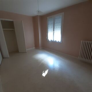  Appartement à louer 4 pièces 84 m²