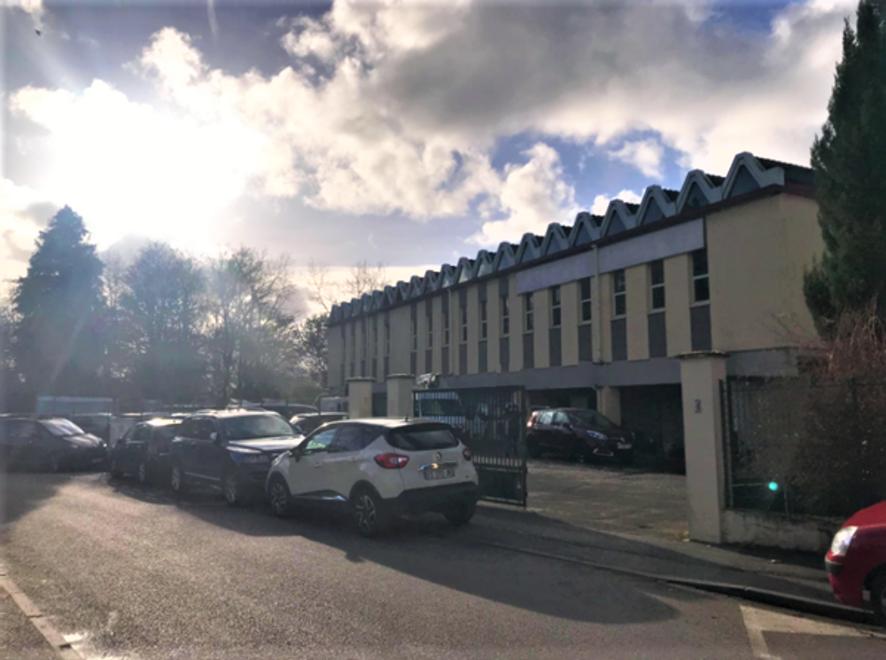 Plateau - 1800 m² · à Saint-Cyr-l'École · 1 800 m² · 2 200 000 €
