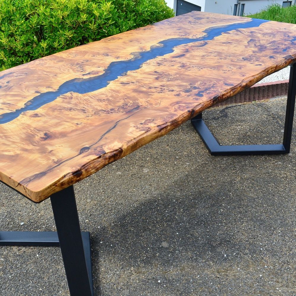 Table &agrave; manger "neuve" en r&eacute;sine et loupe de Peuplier Meubles