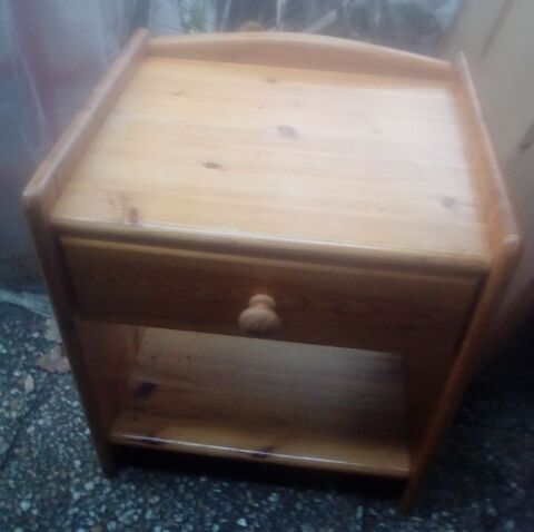 table de nuit en pin 15 Beauchamp (95)