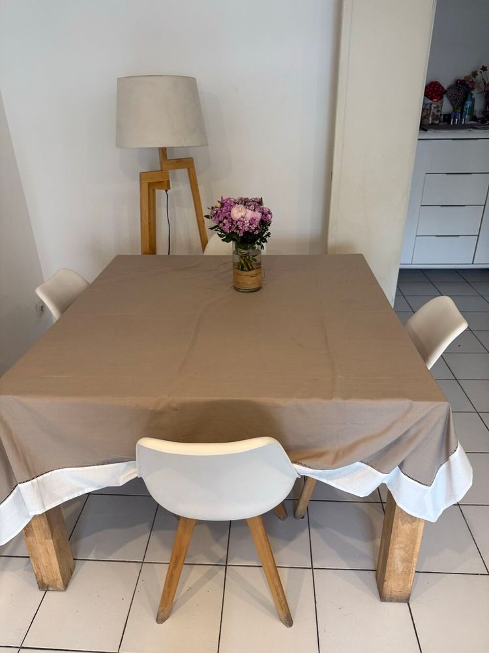 Table carr&eacute;e 120*120cm Meubles