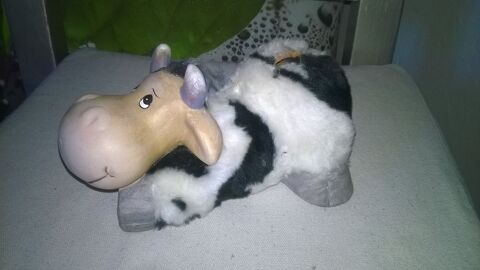 Vache tirelire
Neuf
En c�ramique
Duvet  doux par dessus
2 8 Talange (57)