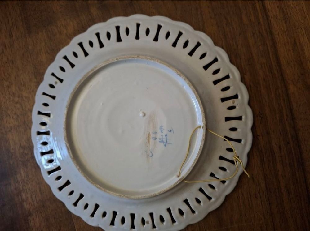 Assiette d&eacute;corative en fa&iuml;ence de Desvres , milieu 20e . Diam 25 cm D�coration