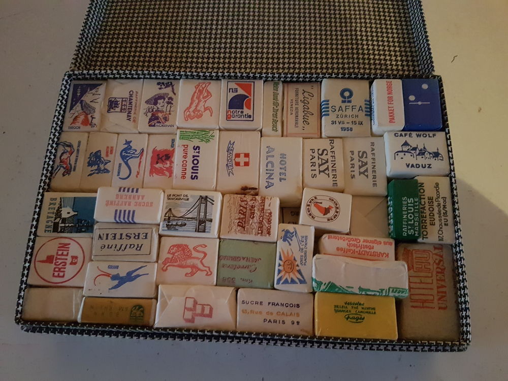 TRES TRES GROS LOT DE SACHETS ET SUCRES PUBLICITAIRES 