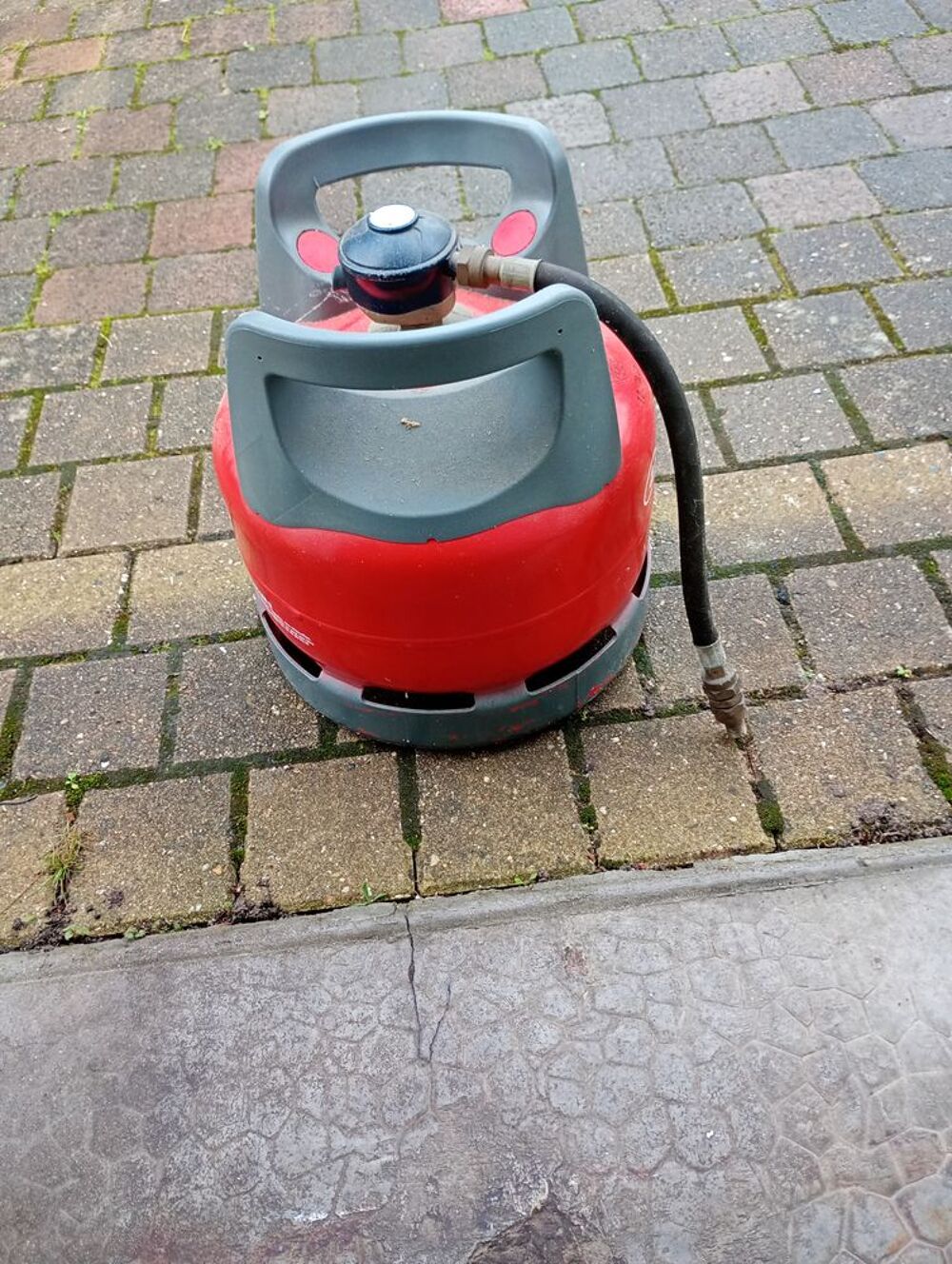 Bouteille gaz 6 kg avec d&eacute;tendeur 28 mb avec lyre 35 cm Bricolage