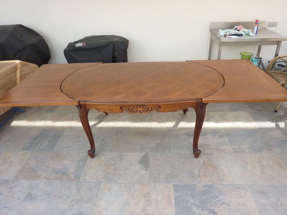 TABLE OVALE EN NOYER Meubles