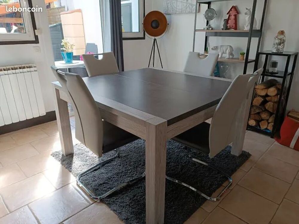 Table carr&eacute;e avec 4 chaises Meubles