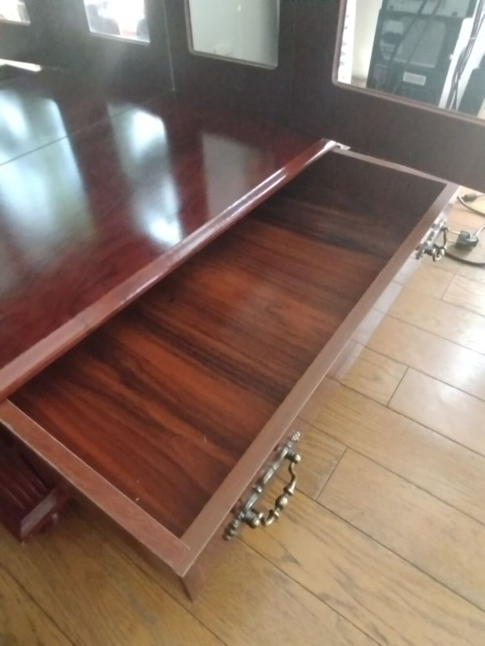 Vitrine en bois vitr&eacute;e avec fond miroir - style classique Meubles
