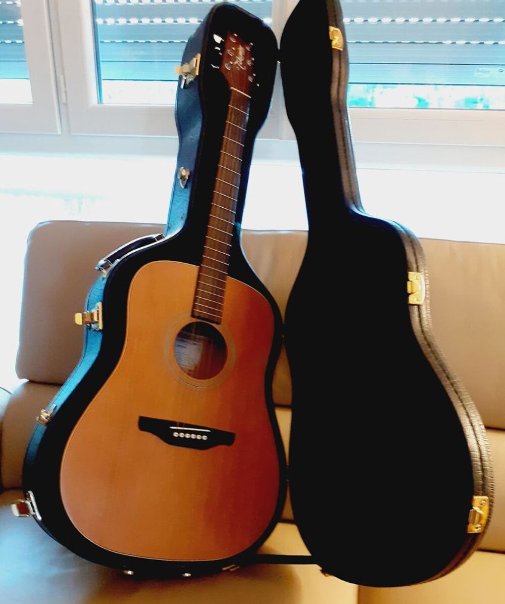 Guitare acoustique + housse. Instruments de musique