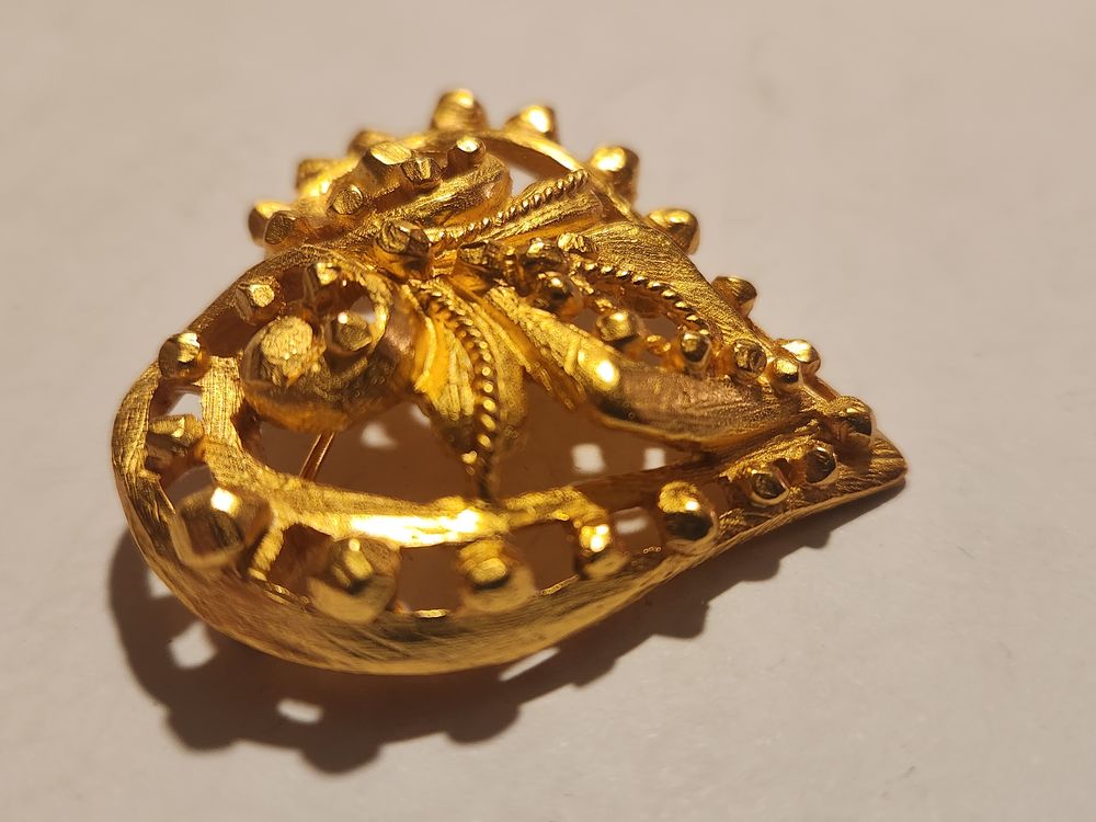Broche c?ur perl&eacute; dor&eacute; Christian LACROIX Bijoux et montres