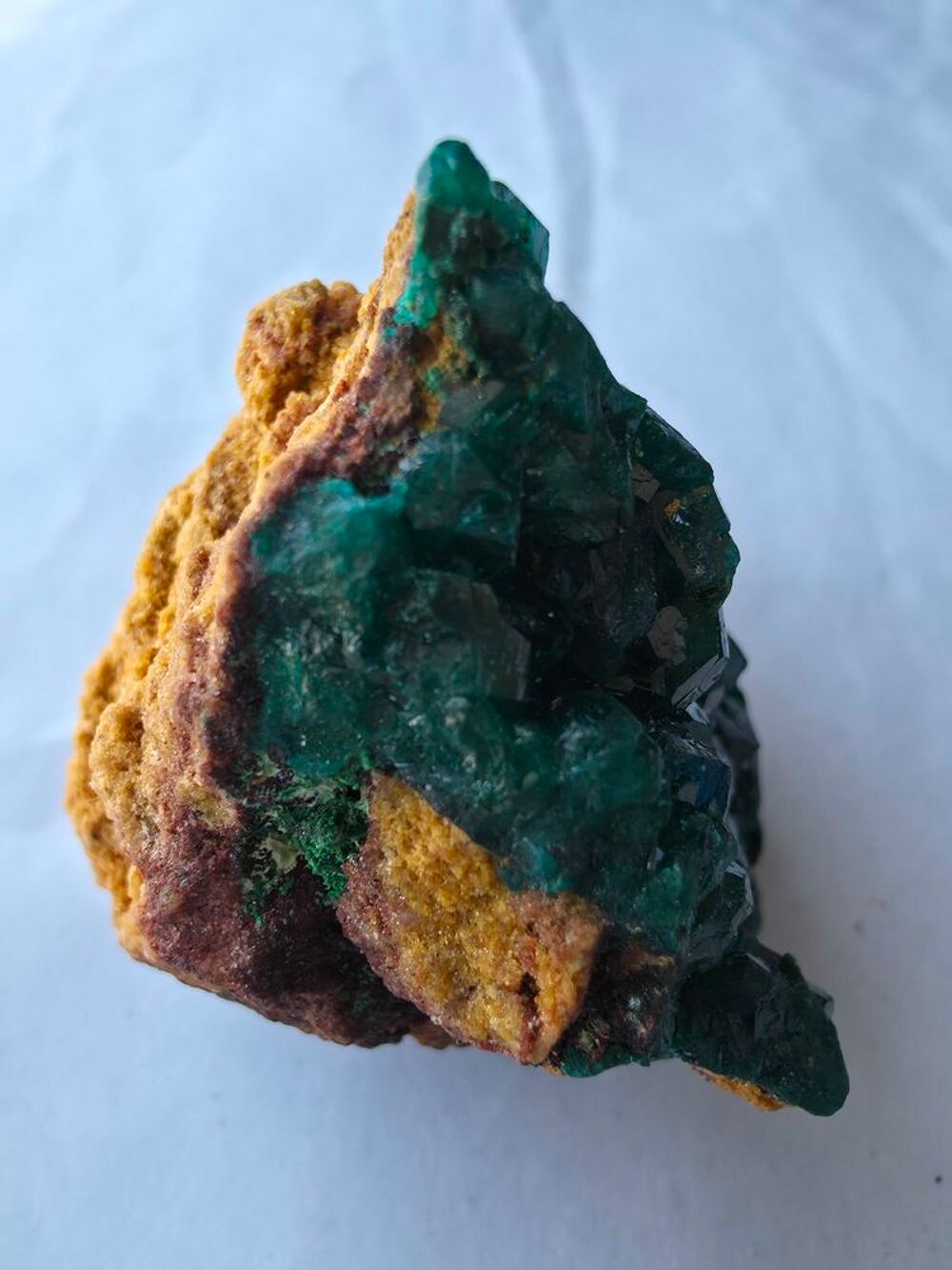 V&eacute;ritable Dioptase sur Gangue Ocre-Min&eacute;ral de Collection Katanga 92g 