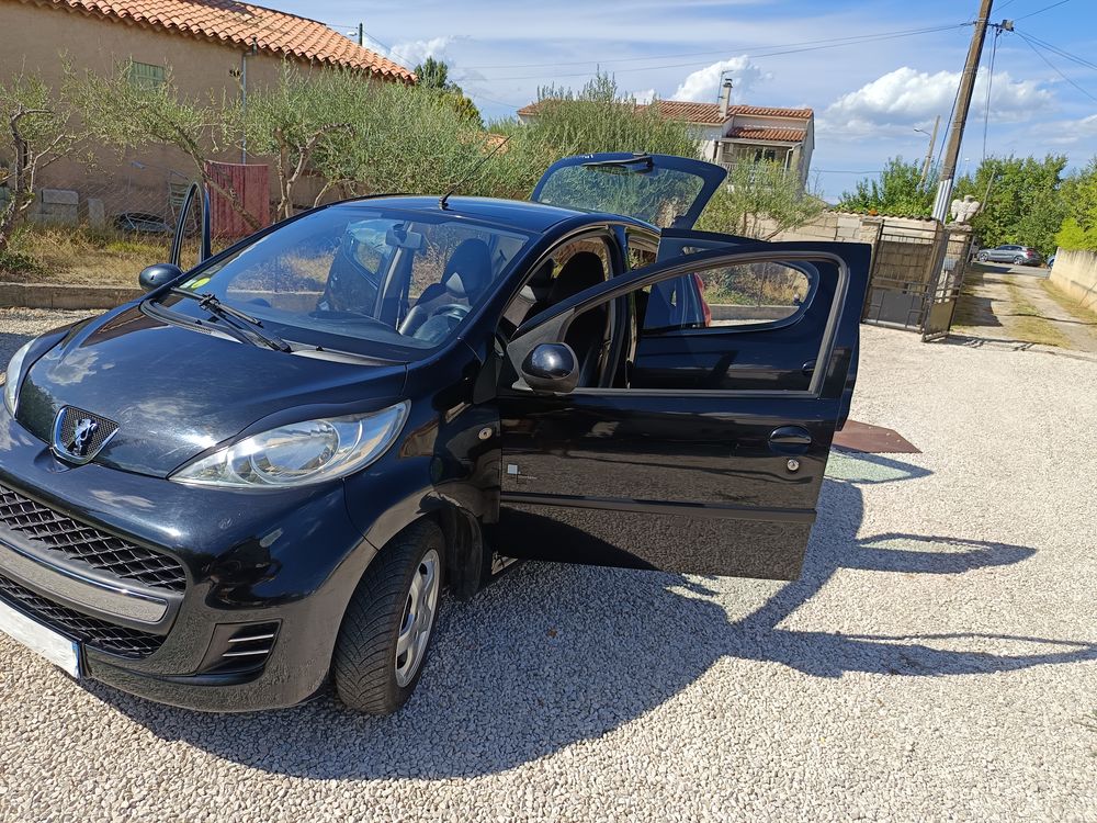 107 1.0e 12V 68ch BLUE LION Black & Silver 2010 occasion 83470 Saint-Maximin-la-Sainte-Baume