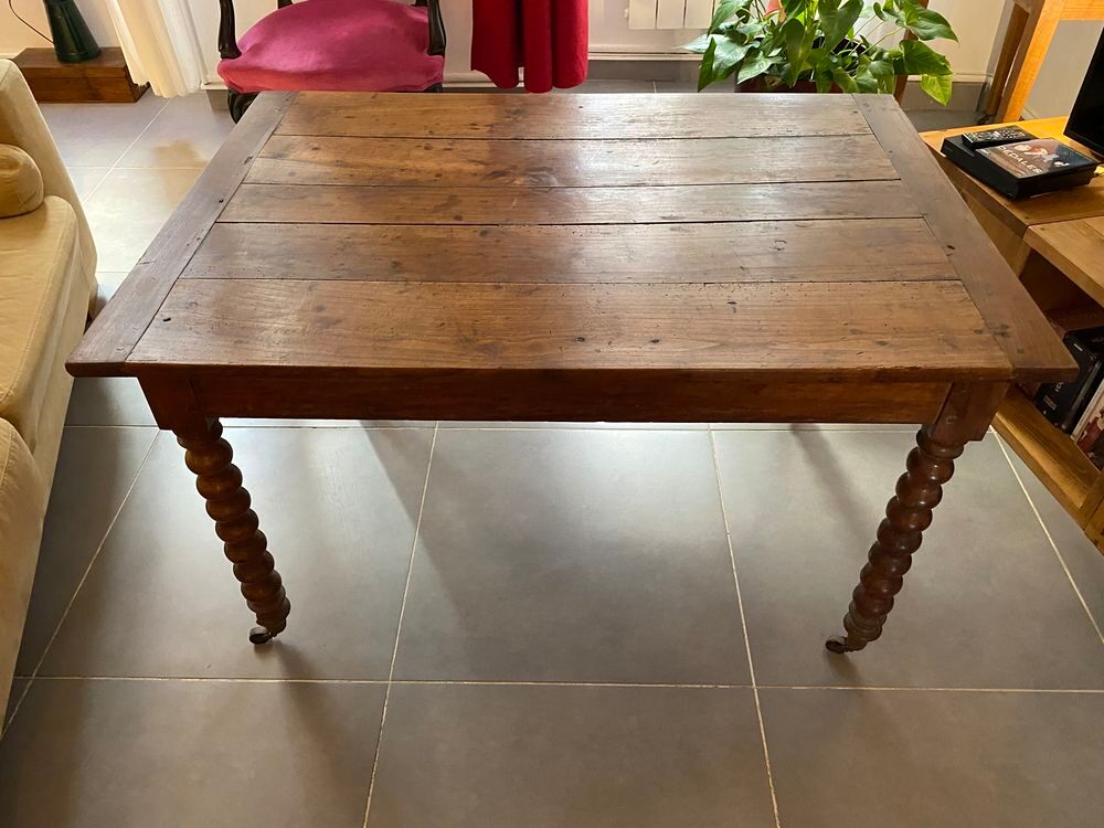 Table de salon ou de bureau antiquaire et chaises Meubles