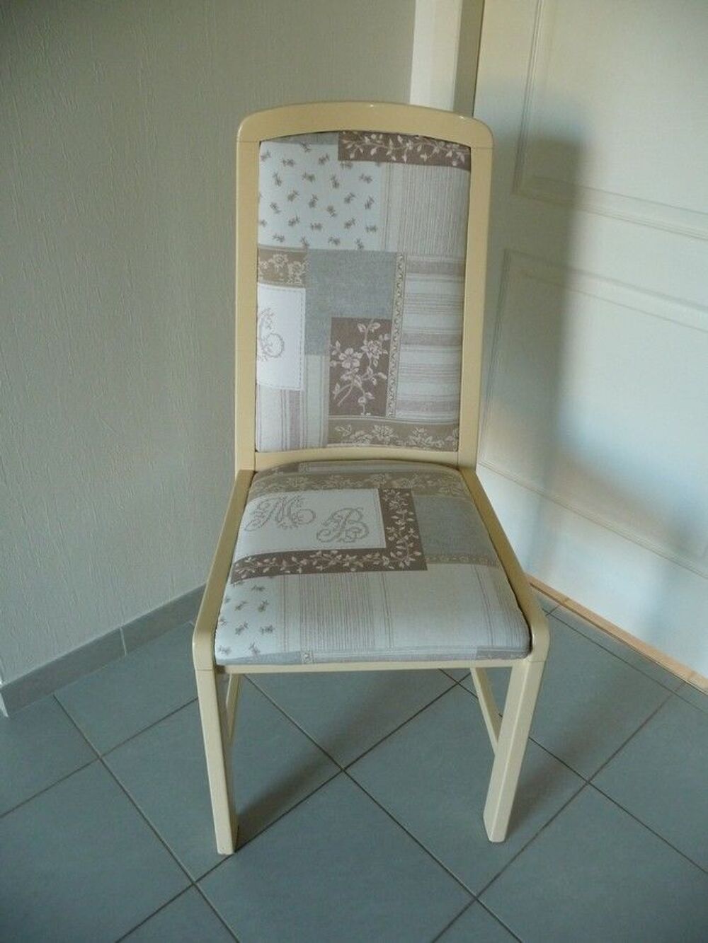 4 chaises h&ecirc;tre massif tissu et laque beige marque VERARDO Meubles