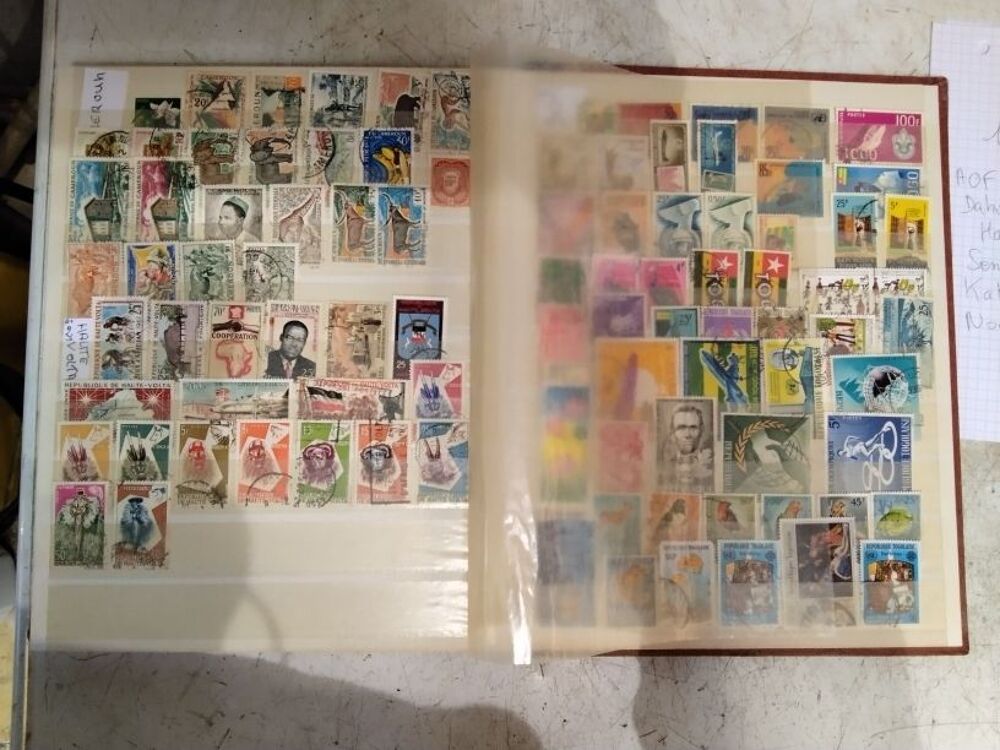 Lot de timbres de collection en classeur 