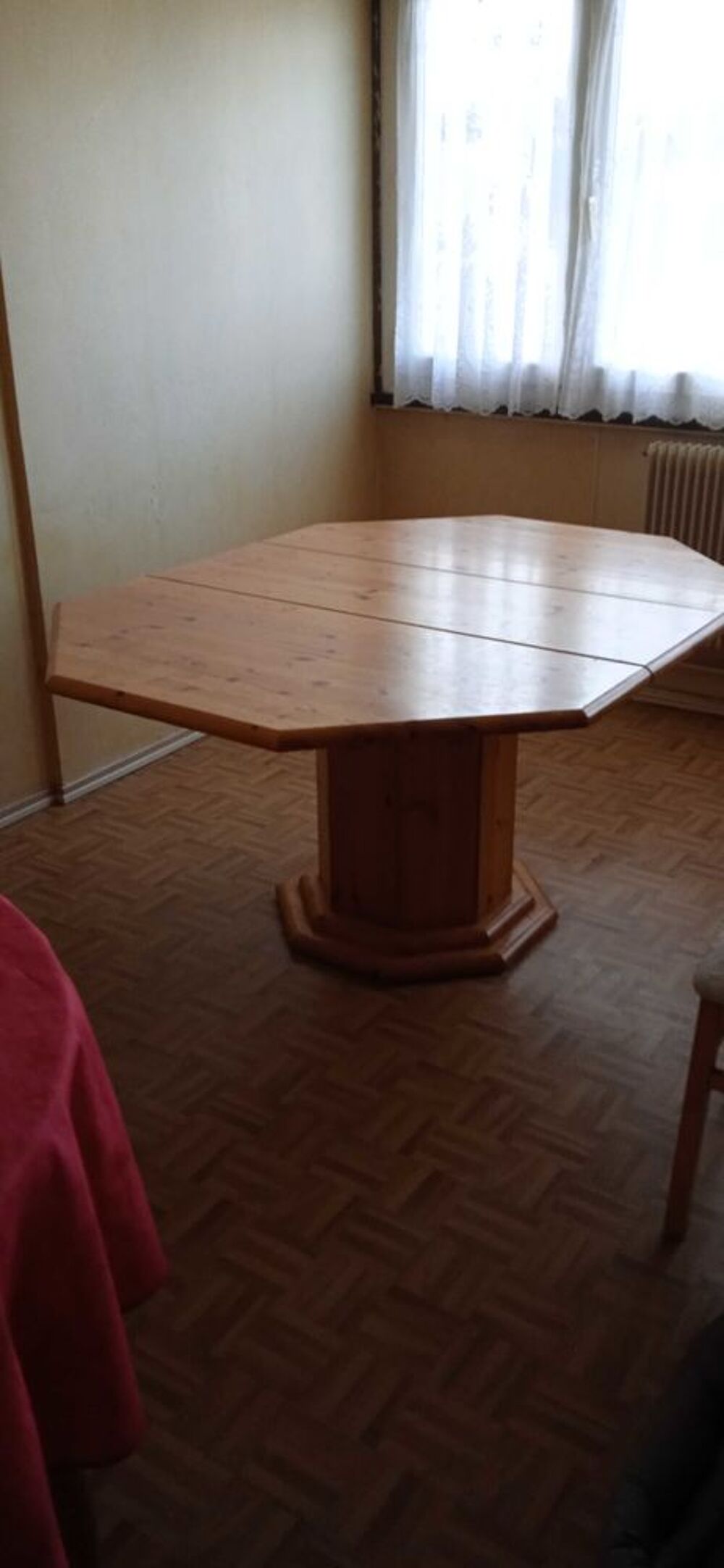 Table bois octogonale d&eacute;montable capacit&eacute;s 6 personnes longueur du plateau 145cm largeur 105 cm hauteur du pied 80cm Meubles
