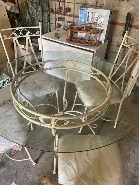 Divers objets, meubles, vaisselle, outils de jardin?. 1 Cramant (51)