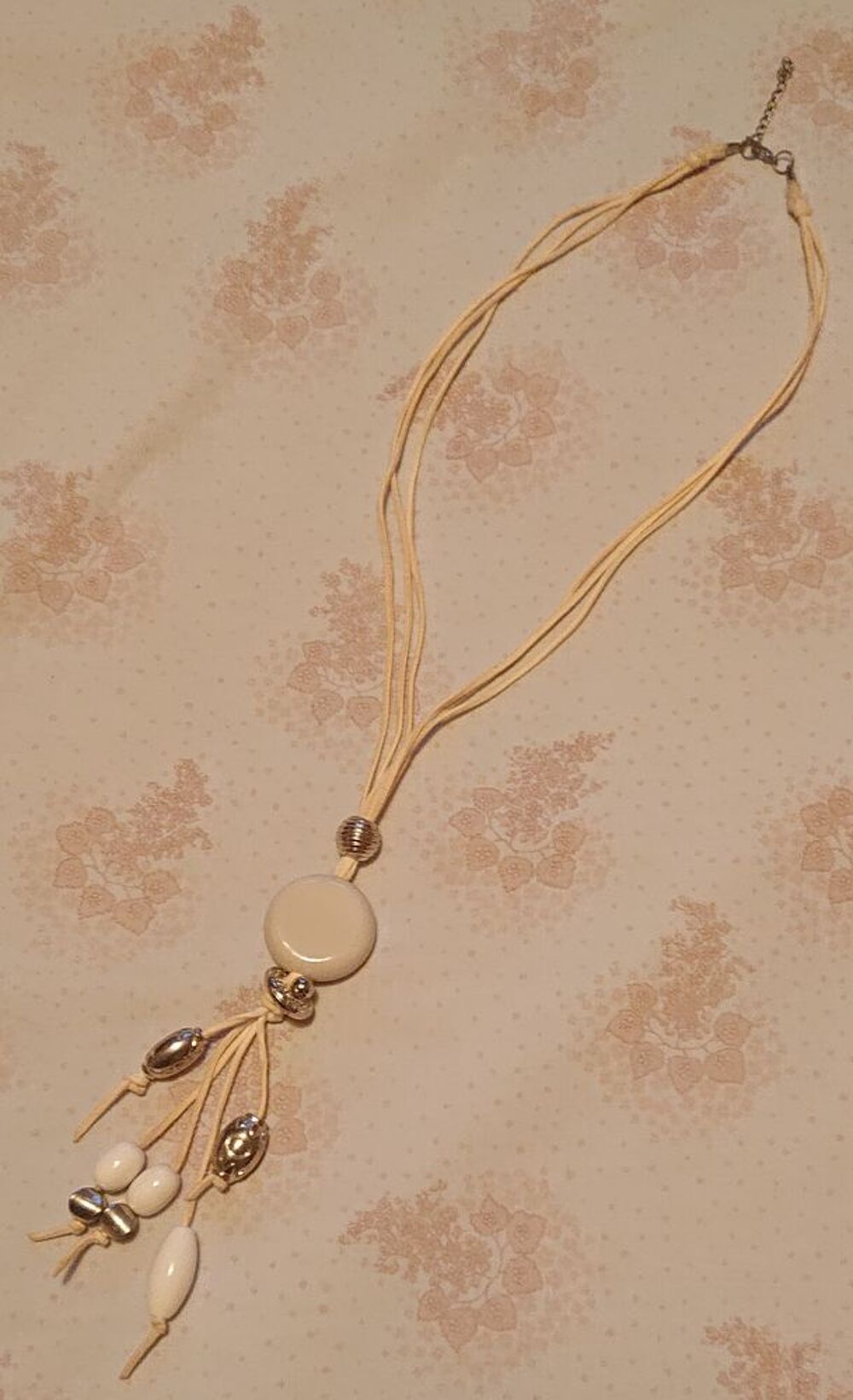 Collier a breloques, Bijoux et montres