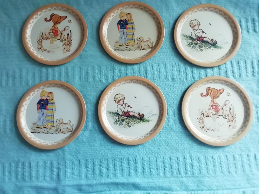Sous tasses en m&eacute;tal ann&eacute;e 60 /70 avec figurine Cuisine