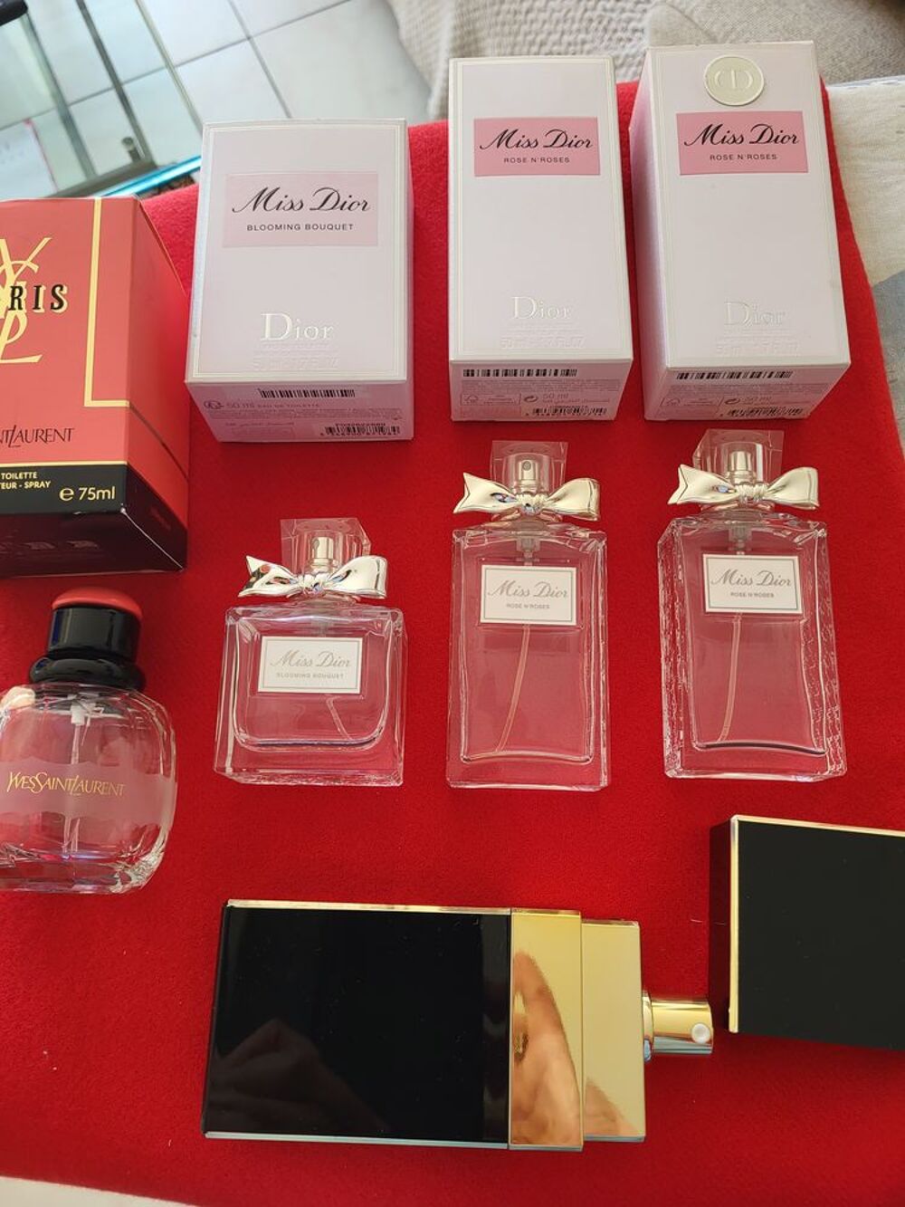 Collection de flacons de parfums vides 